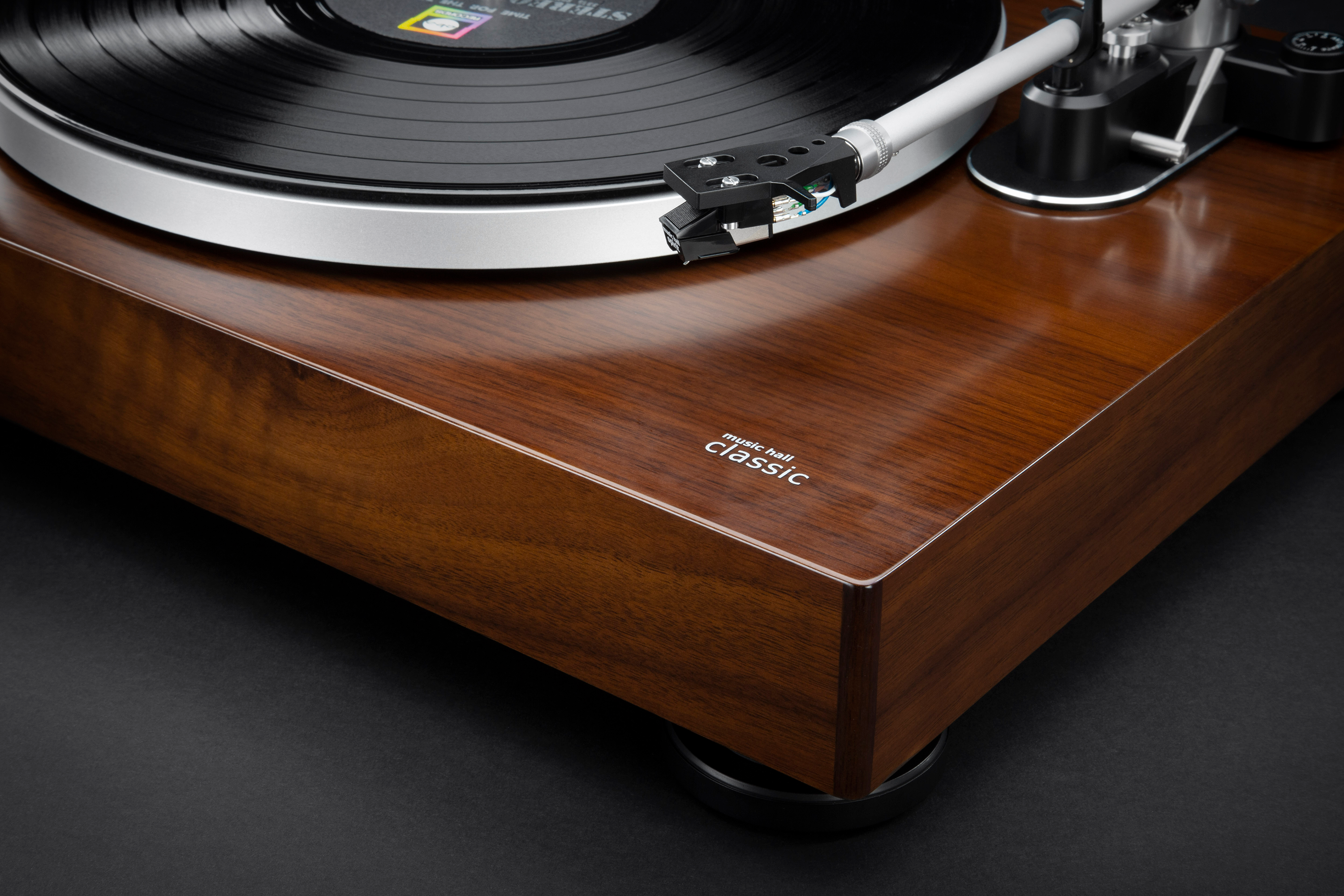 Music_Hall_Classic_Turntable_Walnut_Detail_1.png